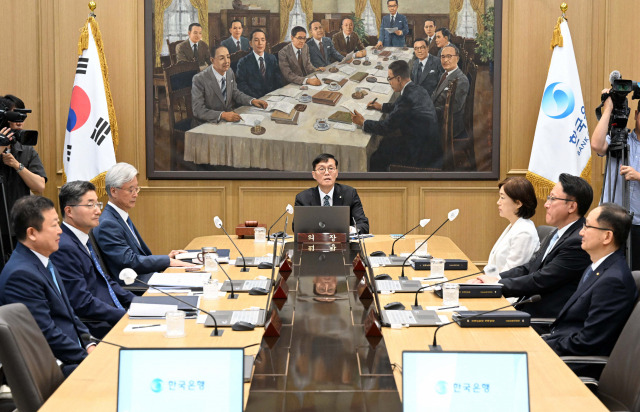 이창용 한국은행 총재가 13일 서울 중구 한국은행에서 열린 금융통화위원회를 주재하고 있다. 2023. 07. 13. 사진공동취재단