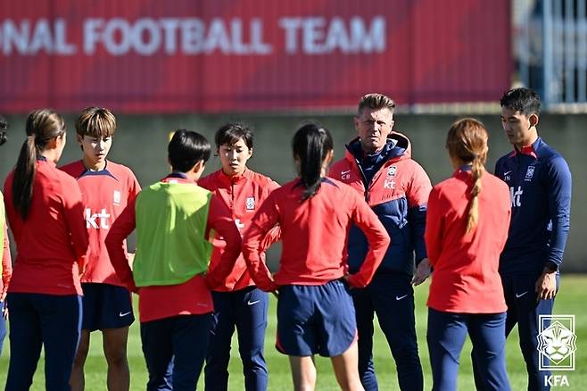 콜린 벨 한국 여자축구대표팀 감독이 12일 호주 토마스하셀 성공회 학교 훈련장에서 훈련을 앞두고 선수들에게 지시사항을 전달하고 있다.  대한축구협회 제공