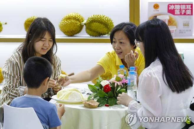 중국 쓰촨성 청두의 박람회에서 두리안 맛보는 중국인들 [신화 연합뉴스 자료사진]