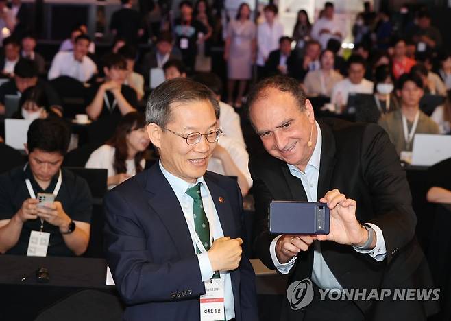 구글 실시간 번역기 시연 (서울=연합뉴스) 이재희 기자 = 13일 오전 서울 강남구 '인공지능위크 2023'에서 요시 마티아스 구글 엔지니어링 및 연구 부사장(오른쪽)이 이종호 과학기술정보통신부 장관에게 구글 실시간 번역기 애플리케이션을 시연하고 있다. 2023.7.13 scape@yna.co.kr