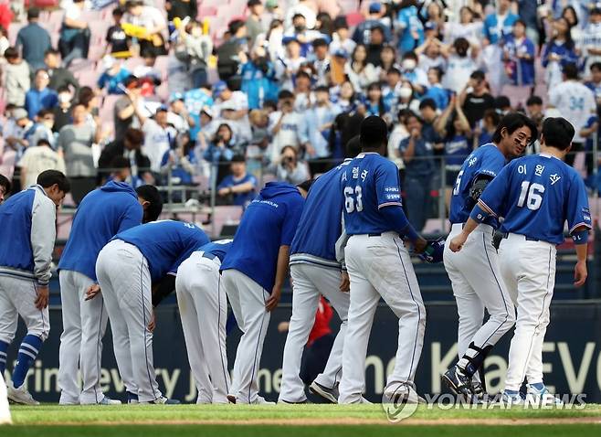 3연전 모두 패한 삼성 (광주=연합뉴스) 조남수 기자 = 23일 광주기아챔피언스필드에서 열린 프로야구 삼성 라이온즈와 KIA 타이거즈의 경기에서 3-5로 패하며 스윕을 허용한 삼성 선수들이 원정 응원을 펼친 팬들에게 인사하고 있다. 2023.4.23     iso64@yna.co.kr