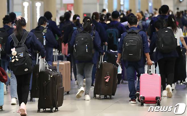 지난해 7월 인천국제공항 제1여객터미널 입국장에 외국인 근로자가 입국하고 있다. 2022.7.13/뉴스1 ⓒ News1 임세영 기자