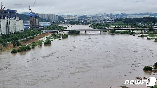 밤 사이 내린 폭우로 28일 오전 광주 북구 신용동 인근 영산강 물이 급격하게 불어나 있다. (독자 제공) 2023.6.28/뉴스1