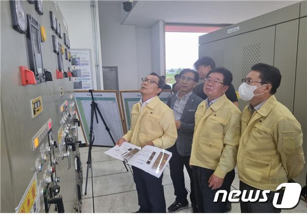 이병호 한국농어촌공사 사장(맨 왼쪽)이 충남 관내 배수장을 점검하는 모습.  (한국농어촌공사 제공)/뉴스1