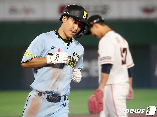 14일 오후 부산 사직야구장에서 열린 '2023 KBO 퓨처스 올스타전' 북부리그와 남부리그의 경기, 7회초 2사 2루 상황 남부 구본혁이 투런 홈런을 때린 뒤 홈을 향하고 있다. 2023.7.14/뉴스1 ⓒ News1 윤일지 기자