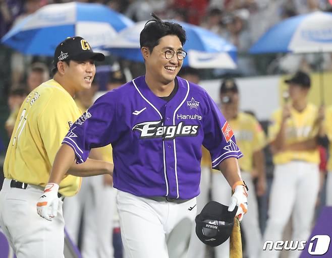 14일 오후 부산 사직야구장에서 열린 2023 KBO 올스타전 홈런레이스에서 5개의 홈런을 기록해 우승을 차지한 한화 채은성이 타격을 하고 있다. 2023.7.14/뉴스1 ⓒ News1 윤일지 기자