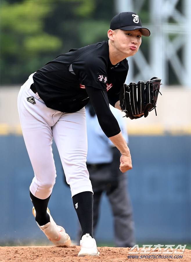 제78회 청룡기 전국고교야구선수권대회 장충고와 중앙고의 경기가 12일 목동야구장에서 열렸다. 장충고 육선엽이 역투하고 있다. 목동=허상욱 기자wook@sportschosun.com/2023.07.12/