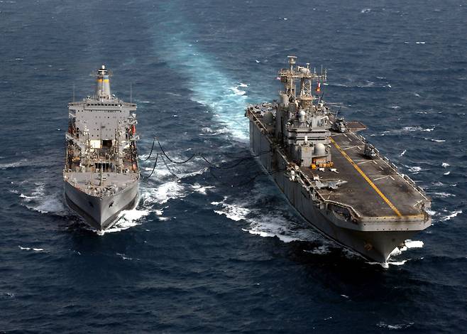 2003년 2차 이라크 전쟁 당시 미 해군 급유함이 걸프 해상에서 급유임무를 수행하는 모습. /U.S. Navy