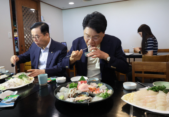 국회 과학기술정보방송통신위원회 장제원 위원장을 비롯한 국민의힘 위원들이 지난 3일 서울 동작구 노량진 수산시장에서 직접 고른 해산물로 식사를 하고 있다. 사진=연합뉴스