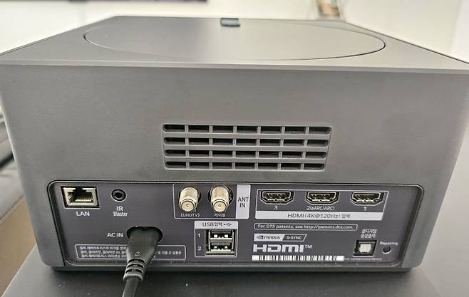 제로 커넥트 박스 후면에는 HDMI 2.1을 비롯한 다양한 연결 인터페이스를 갖췄다 (출처=IT동아)