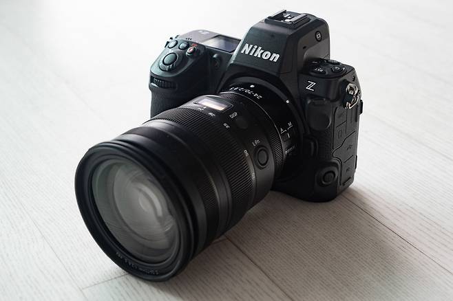 니콘 Z8과 니코르 Z 24-70mm f/2.8 S 렌즈 조합. 출처=IT동아