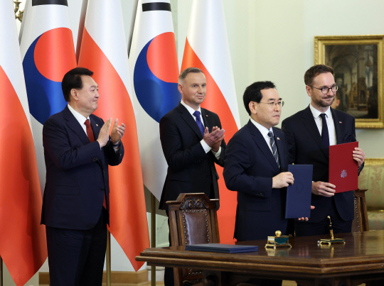 이창양 산업통상자원부 장관과 발데마르 부다 폴란드 경제개발기술부 장관이 13일(현지시간) 폴란드 바르샤바 대통령궁에서 윤석열 대통령과 안제이 두다 폴란드 대통령이 배석한 가운데 열린 한·폴란드 무역투자촉진프레임워크(TIPF) 협정서명식에서 기념촬영을 하고 있다. [바르샤바=연합뉴스]