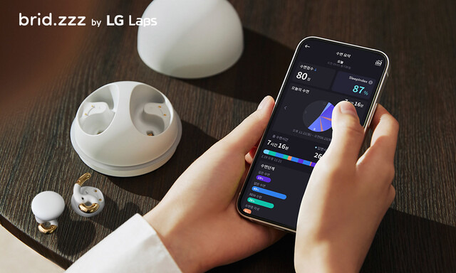 엘지(LG)전자의 디지털 건강관리 기기인 ‘브리즈(brid.zzz)’ 애플리케이션을 통해 수면이나 스트레스 지표를 확인·관리할 수 있다. 엘지전자 제공