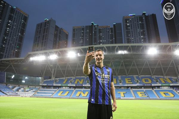 스테판 무고사가 10일 인천 유나이티드 복귀 후 인천축구전용경기장을 찾아 기념촬영을 하고 있다. 인천 유나이티드 제공