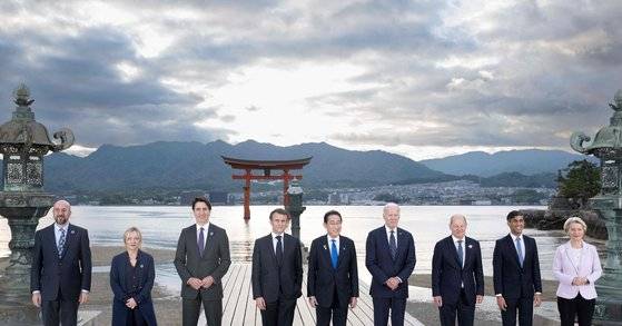 지난 5월 19~21일 일본 히로시마에서 열린 주요 7개국(G7) 정상회담에서 기념사진을 찍는 참가국 정상들. [AFP=연합뉴스]