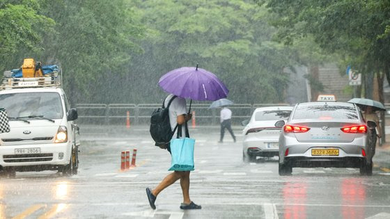 서울 전역에 호우주의보가 발효된 13일 서울 상암동 중앙일보 인근에서 시민들이 우산을 쓰고 이동하고 있다. 김종호 기자