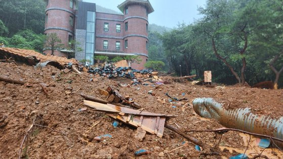 14일 오후 4시 2분께 호우 특보가 내려졌던 충남 논산 납골당에서 산사태로 가족 등 4명이 매몰돼 70대 부부가 숨졌다. 나머지 두명은 중상을 입었다. 연합뉴스