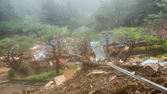 토사가 무너져 내린 충남 논산 시립납골당 현장 모습. 연합뉴스