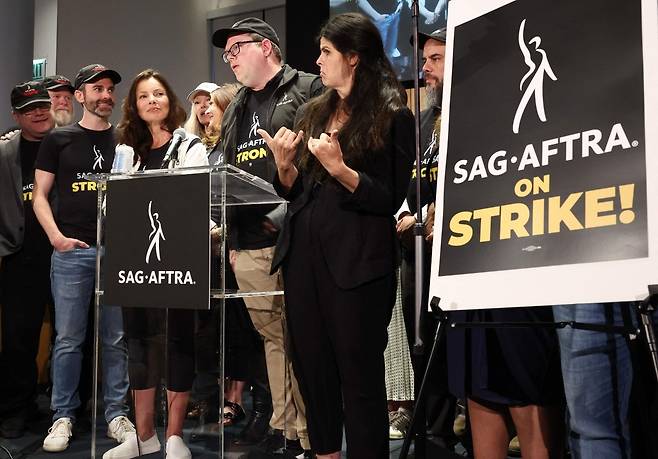 프란 드레셔 스크린연기자조합-미국텔레비전라디오예술가연맹(SAG-AFTRA) 회장(왼쪽 네번째)이 13일(현지시간) 로스앤젤레스에서 파업 기자회견을 하고 있다. AFP