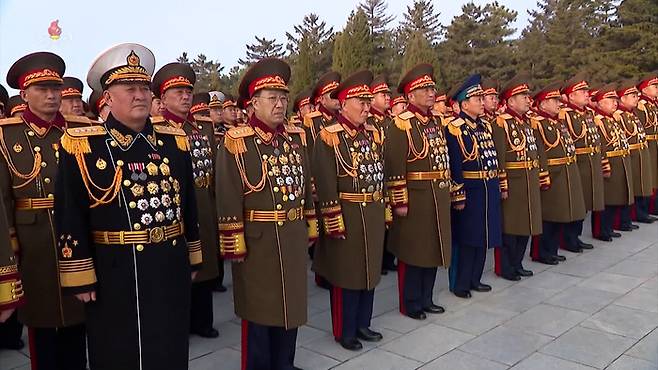 북한군 장령(장성)들이 건군절 75주년(2월 8일)에 즈음해 지난 2월9일 대성산혁명열사릉을 찾아 헌화했다고 조선중앙TV가 10일 보도했다. 강순남 국방상, 박수일 총참모장, 정경택 총정치국장을 비롯한 국방성 지휘관들이 참가했다. 연합뉴스|조선중앙TV 화면