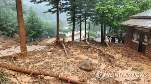 14일 오후 산사태가 발생해 2명이 심정지 상태에 빠지고, 2명이 중경상을 입은 충남 논산시 납골당 현장. 연합뉴스