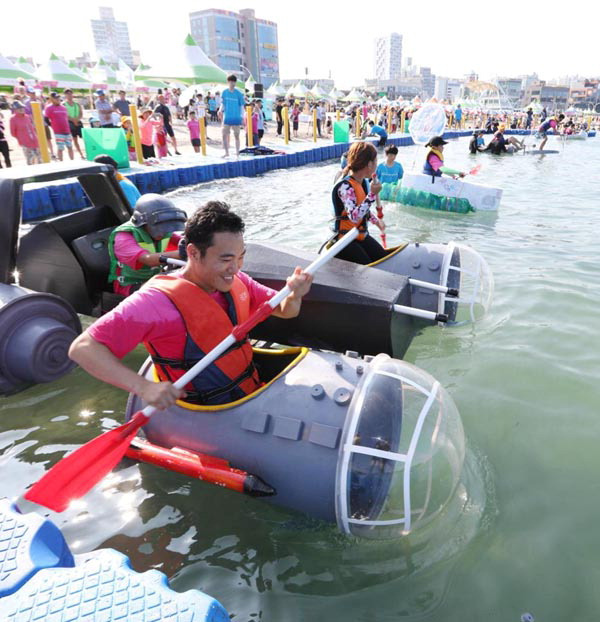 지난해 7월 열린 조선해양축제 참가자들이 해양레포츠를 즐기는 모습.  울산 동구 제공