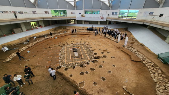 An aerial view of tomb No. 44 at Jjoksaem in Gyeongju, which has been turned into a Jjoksaem Excavation Hall to allow public viewing. [YIM SEUNG-HYE]