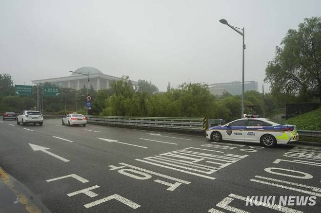 14일 오전 서울 전역을 비롯한 중부지방 집중호우로 한강 수위가 상승하며 올림픽대로 여의하류 IC 양뱡향, 여의상류 IC 구간 교통이 통제되고 있다. 