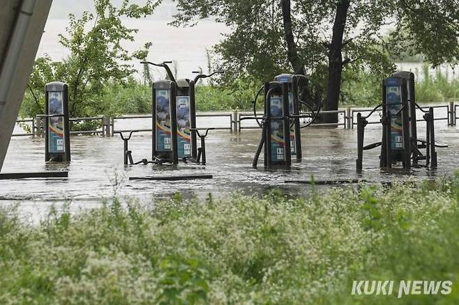 밤사이 서울 전역을 비롯한 중부지방 집중호우로 인해 한강 수위가 상승한 14일 오전 서울 잠수교 인근 반포한강공원이 물에 잠겨있다.