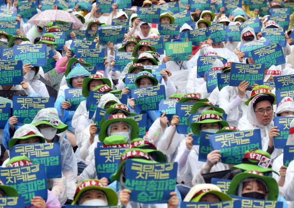 보건의료노조 총파업 첫째날인 13일 서울 광화문 동화면세점 앞에서 노조원들이 ‘파업 1일차 산별총파업 대회’를 열고 있다. 최현규 기자