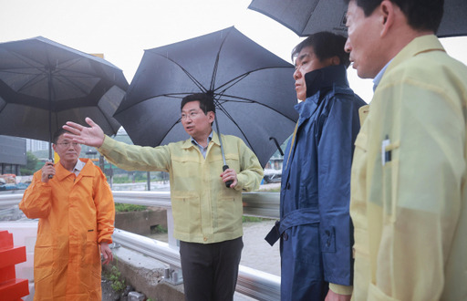 이상일 용인특례시장(왼쪽 두 번째)이 수지구 동천동 고기교에서 집중호우 대비태세를 점검하고 있다. 용인특례시 제공