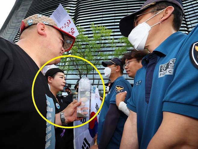 촛불연대 회원들이 8일 오후 서울 종로구 일본대사관 앞에서 직접 후쿠시마 원전 인근 해상에서 떠온 바닷물을 일본대사관 측에 전달하려다 경찰에 가로막히고 있다. / 사진 = 연합뉴스