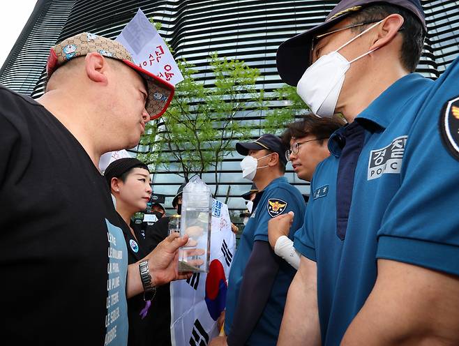 촛불연대 회원들이 8일 오후 서울 종로구 일본대사관 앞에서 직접 후쿠시마 원전 인근 해상에서 떠온 바닷물을 일본대사관 측에 전달하려다 경찰에 가로막히고 있다. 연합뉴스