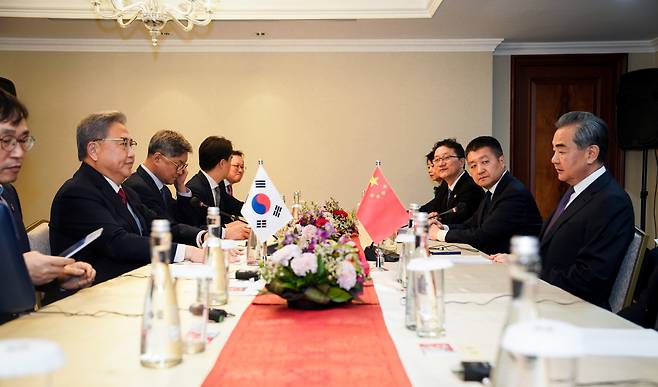 박진 외교부 장관(왼쪽)이 14일(현지시간) 오후 인도네시아 자카르타에서 열린 아세안지역안보포럼(ARF) 참석을 계기로 왕이(王毅) 중앙정치국 위원(당 중앙 외사판공실 주임)과 양자회담을 하고 있다. [외교부 제공]