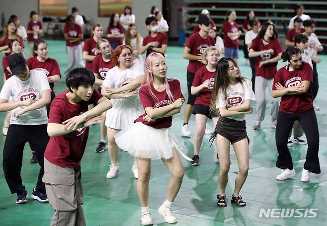 [서울=뉴시스] 김진아 기자 = 14일 서울 성북구 고려대학교 화정체육관에서 국제하계대학(ISC)에 참가한 외국인 대학생들이 걸그룹 IVE(아이브)의 'Kitsch' 안무를 추며 K-Pop 따라잡기 플래시몹을 하고 있다.  2023.07.14. bluesoda@newsis.com