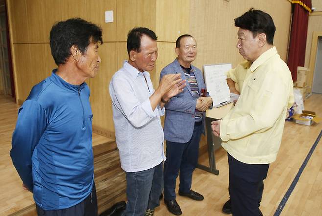 [전주=뉴시스] 최정규 기자 = 우범기 전북 전주시장이 14일 집중호우에 따른 진기마을 주민 100여명이 대피해있는 대피소를 찾아 피해복구를 약속했다. (전주시 제공) 2023.07.14. *재판매 및 DB 금지