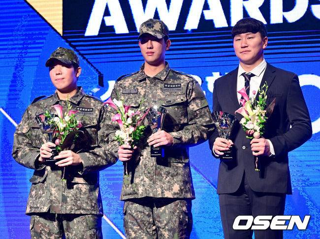 [OSEN=최규한 기자] 2022 KBO 시상식에서 퓨처스리그 투수 부문 남부리그 승리상을 받은 상무 김민규-이상영, SSG 이원준(오른쪽)이 포즈를 취하고 있다. 2022.11.17 / dreamer@osen.co.kr