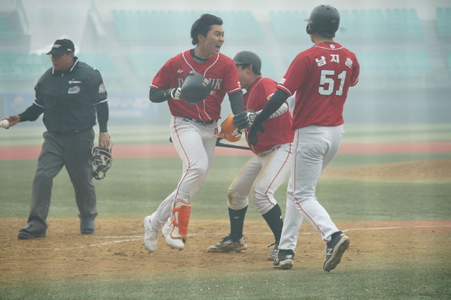 대덕대 심재준이 득점 후 남지훈과 기뻐하고 있다. /한국대학야구연맹 홈페이지