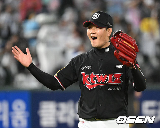 [OSEN=부산, 이대선 기자] 14일 오후 부산 사직야구장에서 2023 신한은행 SOL KBO 퓨처스 올스타전이 열렸다.4회말 남부리그 올스타 김영현이 무실점으로 수비를 마치고 환호하고 있다. 2023.07.14 /