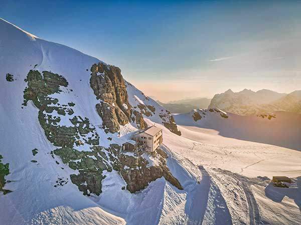 드론으로 촬영한 묀히요흐산장(3,657m). 태양열을 에너지로 쓰며 헬기로 물자를 실어 나른다. 관광객도 즐겨 찾는 명소다.