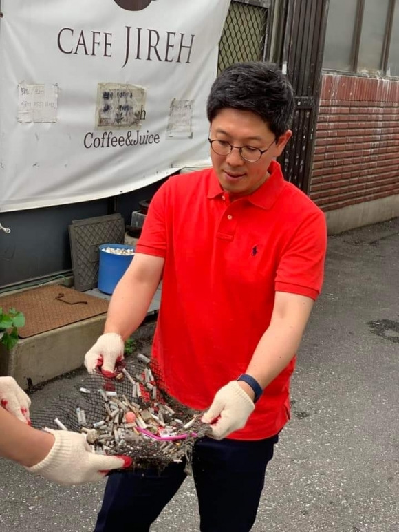 빗물받이를 점검하고 내부의 담배꽁초 등 이물질 청소를 하고 있는 김병민 국민의힘 최고위원