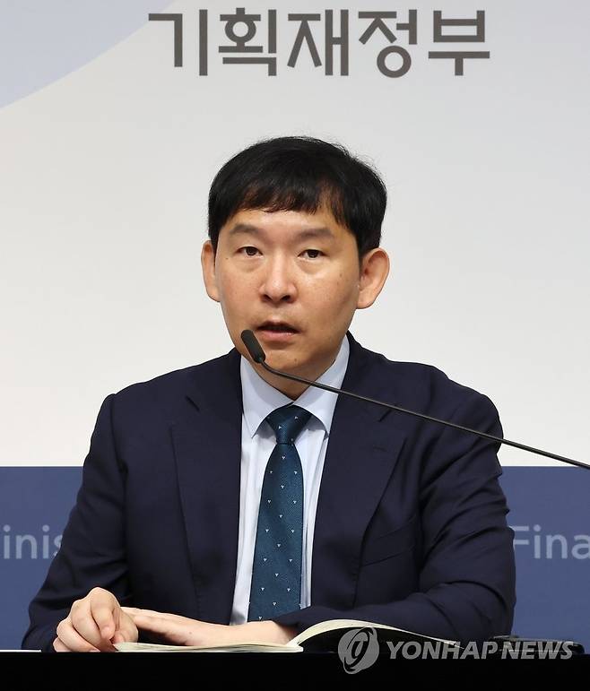 최근 경제동향 설명하는 이승한 경제분석과장 (세종=연합뉴스) 김주형 기자 = 이승한 기획재정부 경제분석과장이 14일 오전 세종시 정부세종청사에서 23년 7월 최근경제동향을 설명하고 있다. 2023.7.14 kjhpress@yna.co.kr