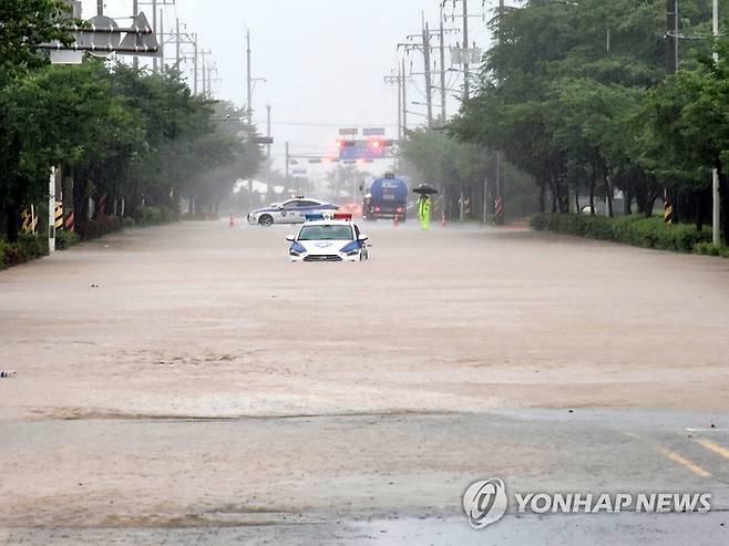 군산 곳곳 침수…물에 잠긴 차들 (군산=연합뉴스) 홍인철 기자 = 전북에 이틀째 200㎜가 넘는 폭우가 쏟아진 가운데 군산시 공설운동장 뒤편 도로에 차들이 물에 잠겼다. 2023.7.14 [독자 제공. 재판매 및 DB 금지] ichong@yna.co.kr