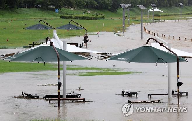 물에 잠긴 하천변 시설 (대전=연합뉴스) 김준범 기자 = 14일 오전 대전시 서구 월평동 만년교 인근 하천변 수위가 높아져 있다. 금강홍수통제소는 이날 오전 8시 50분을 기해 대전 갑천 만년교 지점에 홍수주의보를 발령했다. 2023.7.14 psykims@yna.co.kr