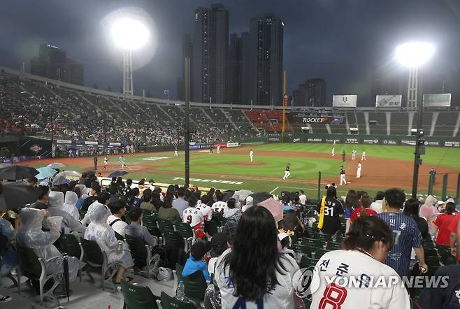 사직야구장에서 열린 퓨처스 올스타전 (부산=연합뉴스) 강덕철 기자 = 14일 부산 사직야구장에서 열린 2023 프로야구 퓨처스 올스타전 북부리그와 남부리그의 경기. 야구팬들이 한데 어우러져 응원전을 펼치고 있다 2023.7.14 kangdcc@yna.co.kr