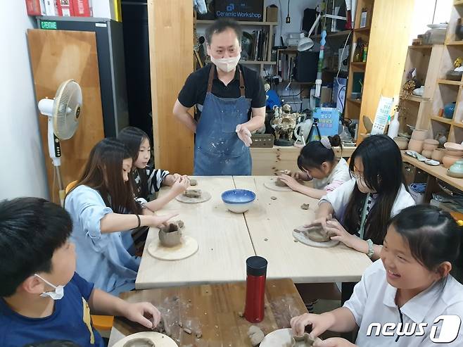 성창현 우리동네공작소 '목금토' 대표가 학생들에게 도자기 수업을 하고 있다.(목금토 제공)