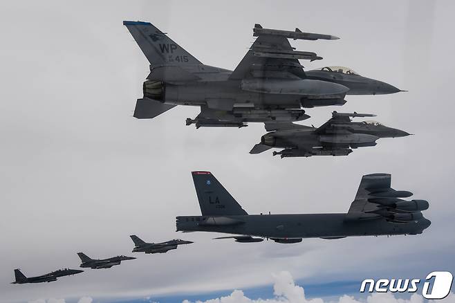 한미 연합공중훈련이 실시된 13일 한반도에 전개한 미국 공군의 B-52H 전략폭격기가 F16, 우리 공군의 F-15K와 연합 편대비행을 하고 있다. (합참 제공) 2023.7.13/뉴스1 ⓒ News1 김진환 기자