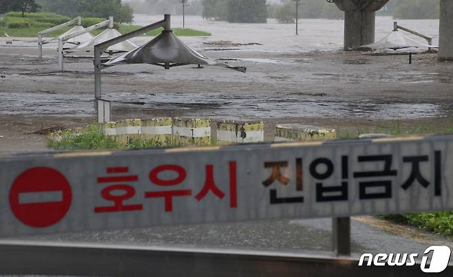 14일 대전지역에 호우경보가 발령된 가운데 서구 정림동 갑천변 수위가 높아지고 있다. 2023.7.14/뉴스1 ⓒ News1 김기태 기자