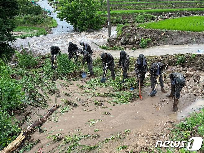 연일 계속된 집중호우로 경북 예천에서 10여 명이 실종되는 등 인명피해가 잇따르고 15일 50사단 장병들이 경북 예천군 용문면, 김천면 일대에서 피해 복구 지원 작업을 하고 있다. (50사단 제공) 2023.7.15/뉴스1