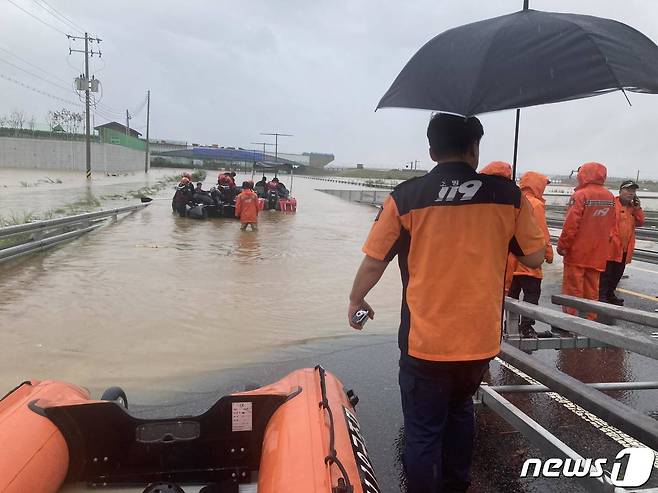 15일 충북소방본부 구조대원들이 장맛비로 물이 가득 찬 청주시 흥덕구 오송읍 궁평2지하차도에서 구조자 수색 작업을 벌이고 있다. 지하차도 내에는 다수의 구조자가 있는 것으로 추정된다.2023.7.15/ⓒ 뉴스1 ⓒ News1 박건영 기자